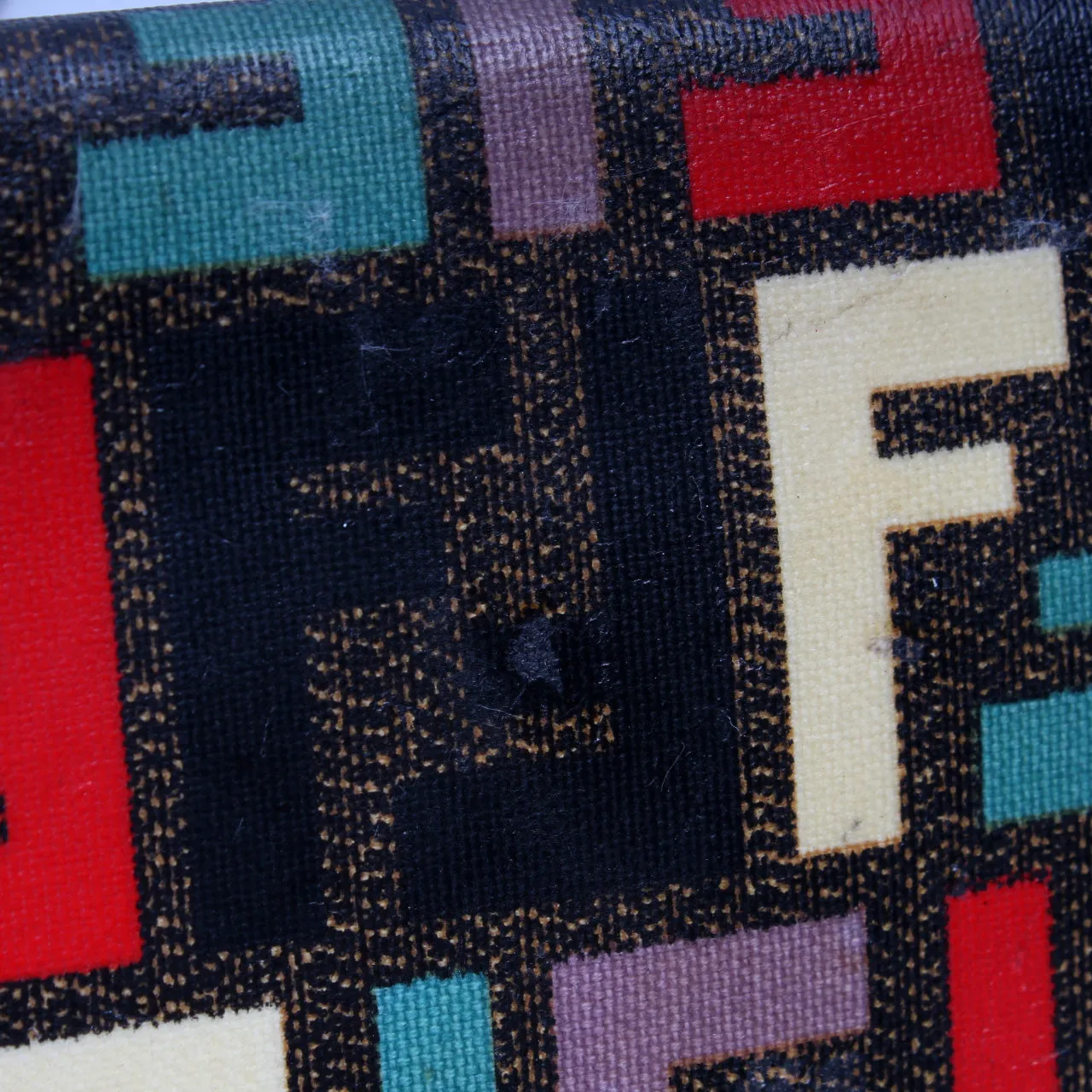 8M0219 Chain Wallet Multicolor