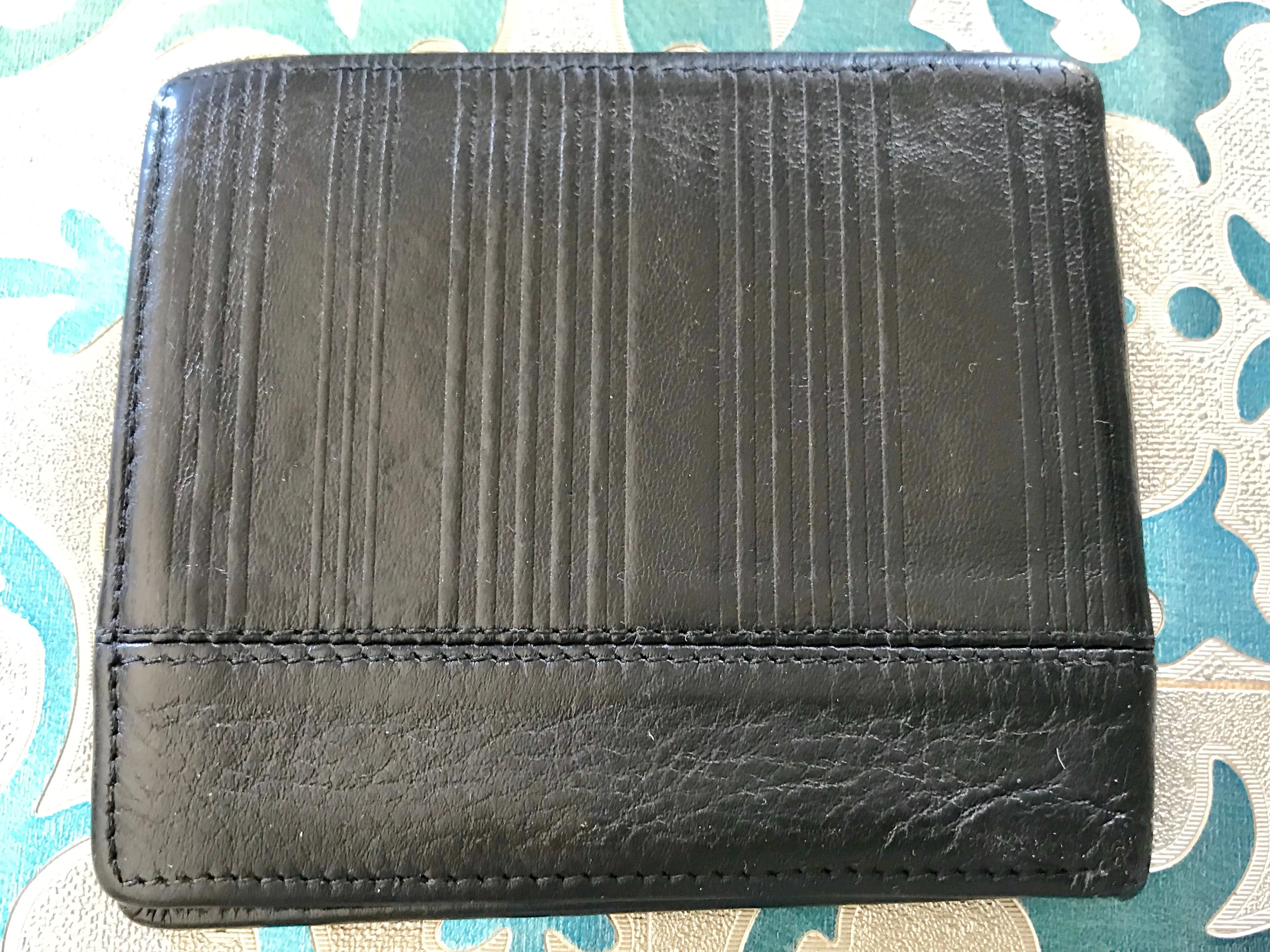 Vintage Gianni Versace black leather wallet with engraved vertical stripe. Unisex use.
