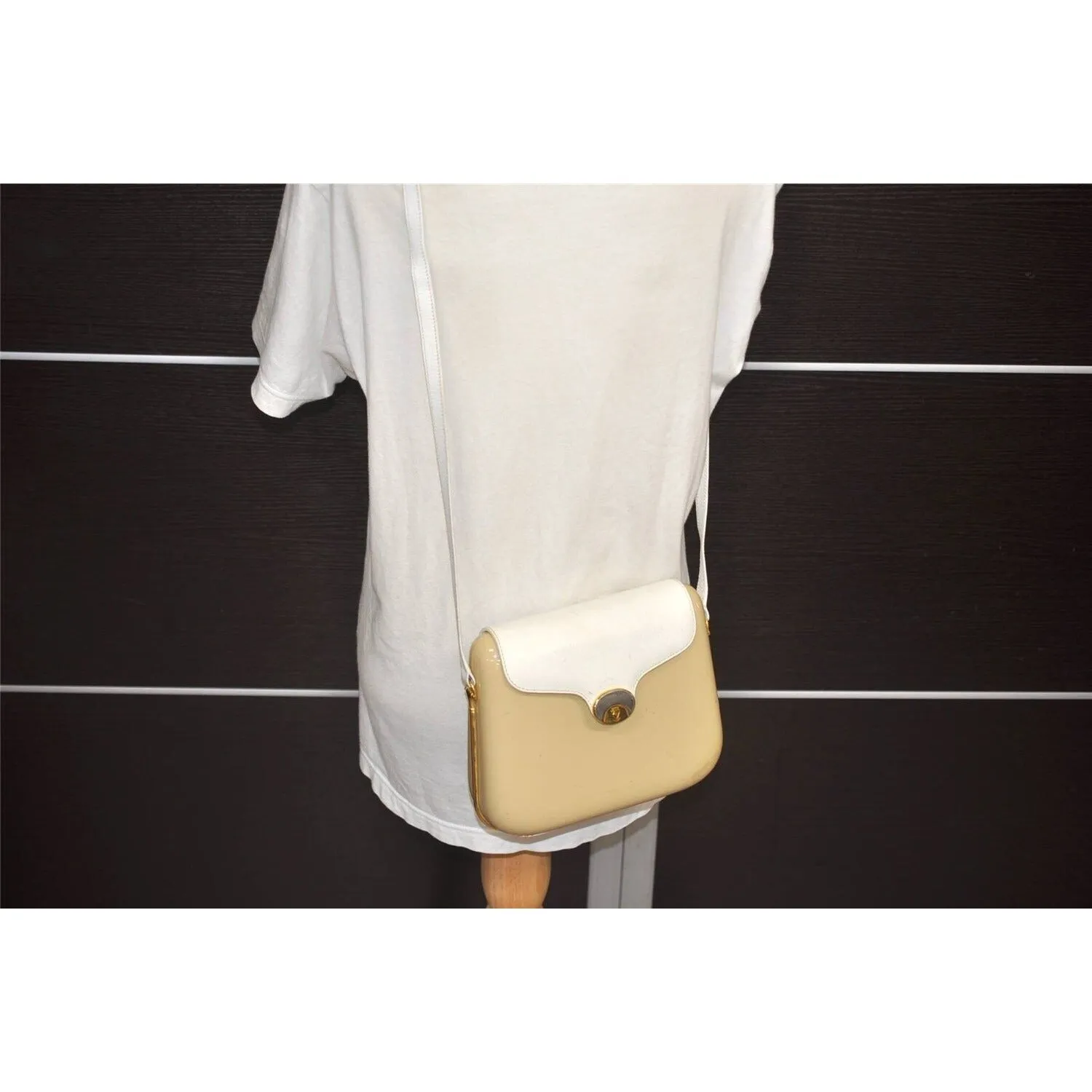 Vintage Gucci beige Lucite boxy, hard, clam shell style cross body/shoulder purse with a white leather flap top and gold horse-bit accents