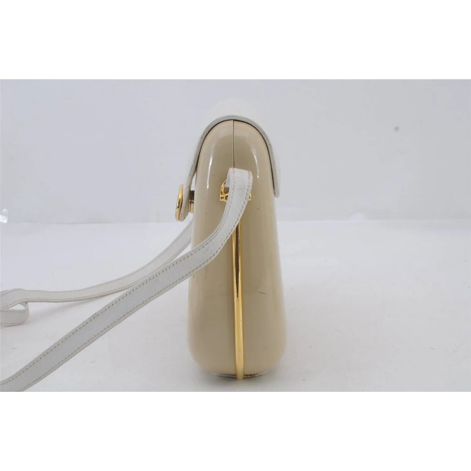 Vintage Gucci beige Lucite boxy, hard, clam shell style cross body/shoulder purse with a white leather flap top and gold horse-bit accents