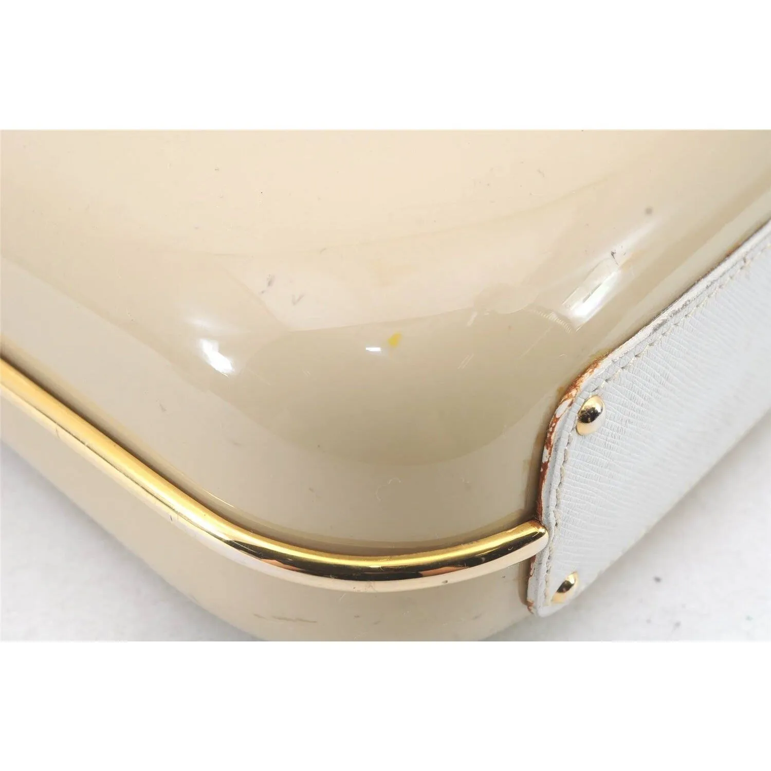 Vintage Gucci beige Lucite boxy, hard, clam shell style cross body/shoulder purse with a white leather flap top and gold horse-bit accents